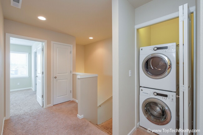 Building Photo - Outstanding 3 BD* 2.5 BA* + Office/den Townhome in Abbey Creek **In front of community Park** Pet...