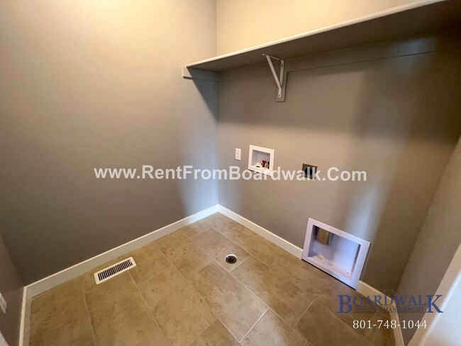 Building Photo - Modern Town Home in Highland!