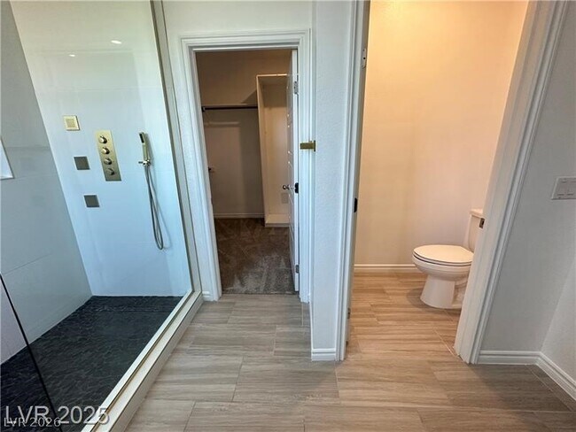 Building Photo - 9565 Camelback Crk Dr