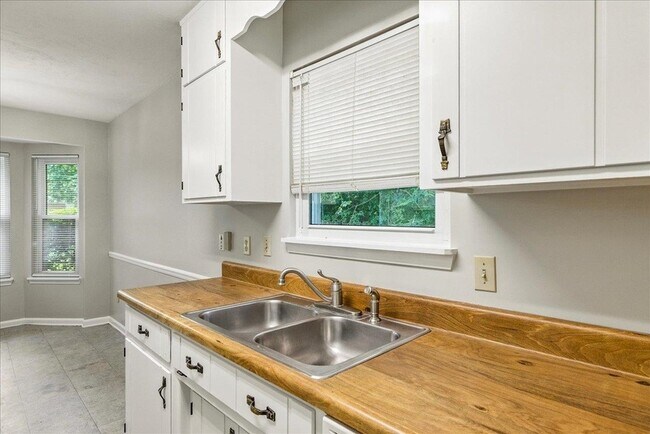 Building Photo - 3232 Riddle Dr