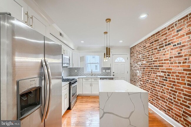 Building Photo - 404 N Robinson St