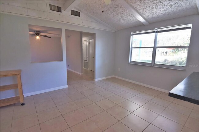Building Photo - 403 Pinewood Ave