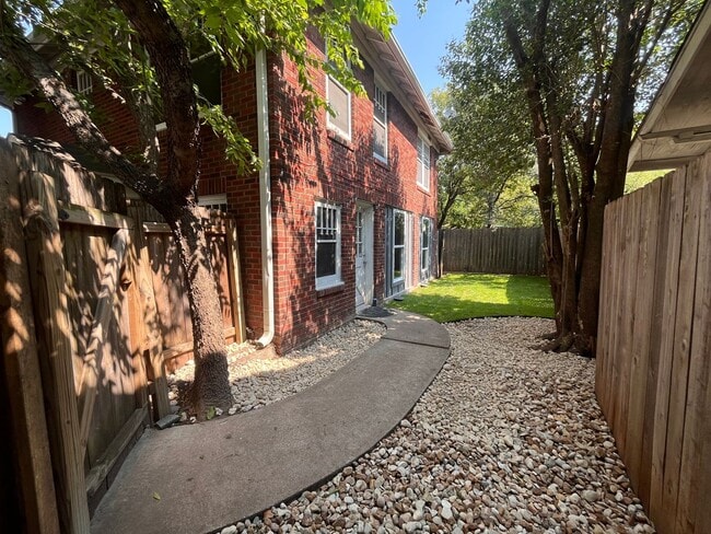 Building Photo - 2Bed/1bath Duplex in Hyde Park with Small Yard