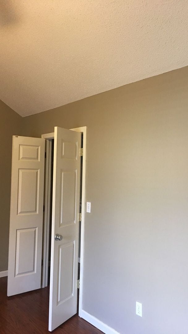 Building Photo - Eagle Point