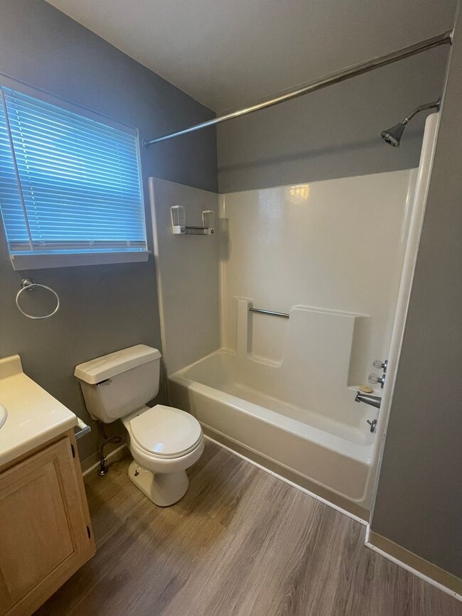 Building Photo - Three Bedroom Two Bath Condo | Laundry, Parking, & Central AC