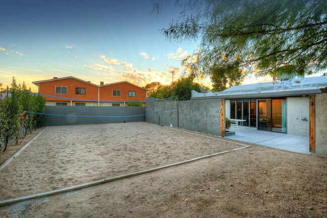 Building Photo - Luxury housing ,Close to U of A! Newly Ren...