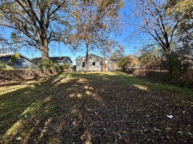 Building Photo - Beautiful Family Starter Home