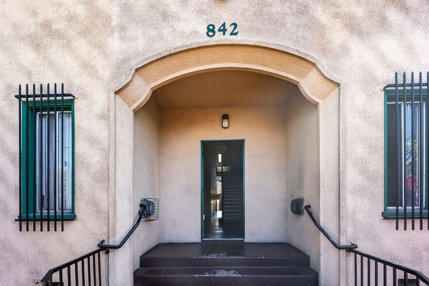 Building Photo - 842 W 83rd St