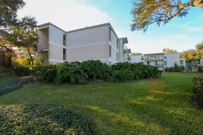 Building Photo - First-floor 1-bedroom, 1.5-bath condo in  ...