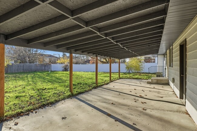 Building Photo - 14516 E Mallon Ave