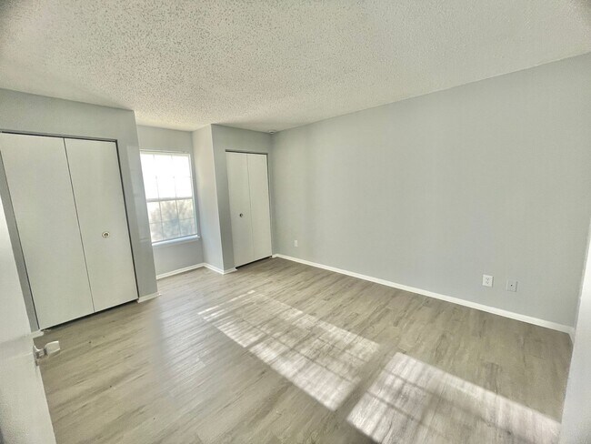 Building Photo - Sunny and Bright Virginia Beach Apartment