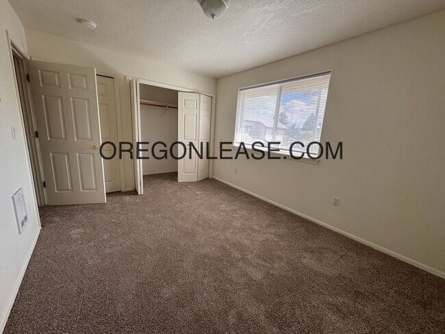 Building Photo - Newly remodeled 3 bedroom townhouse in Springfield