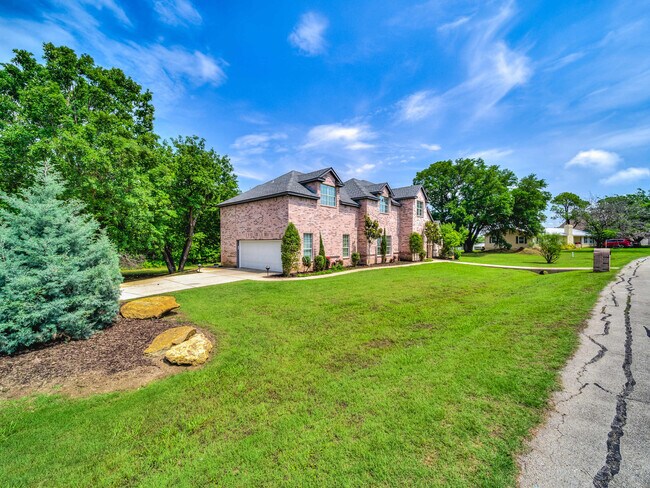 Building Photo - 200 Cove Dr