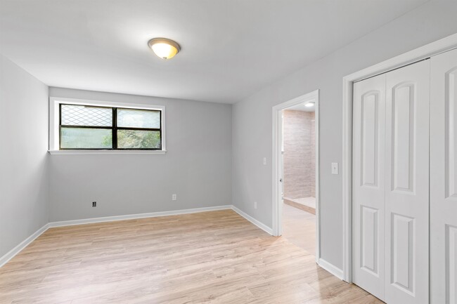 Building Photo - 555 Benson Dr