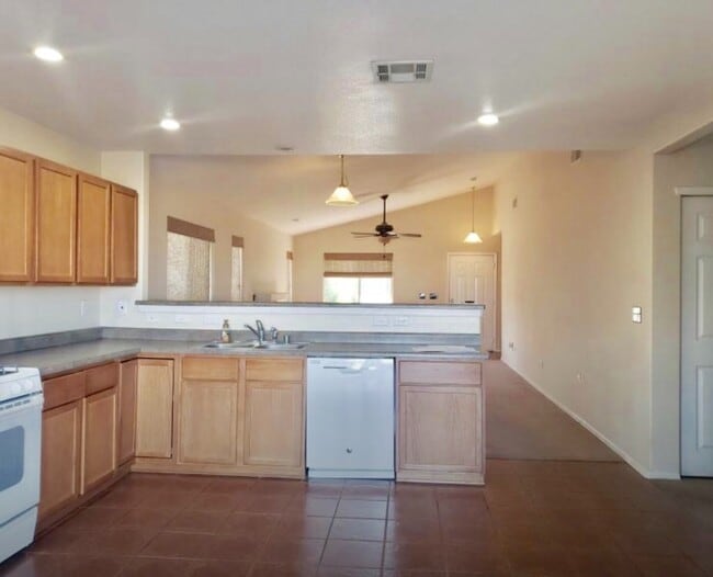 Building Photo - Cute Home in Parkhill Estates