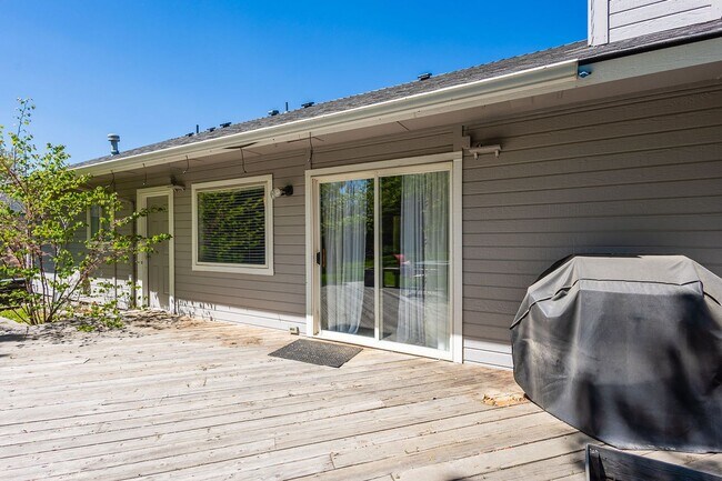 Building Photo - Newly Renovated 3 bed 2 bath home in the heart of MERIDIAN