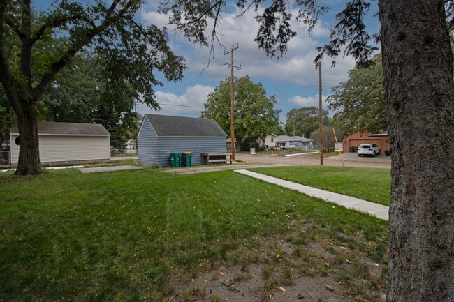 Building Photo - 415 Riverside Ave N