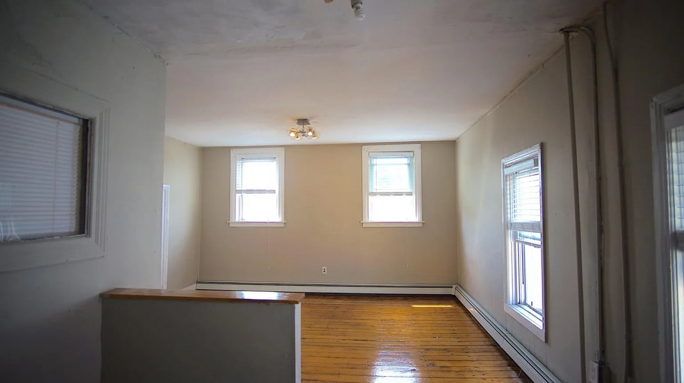 Building Photo - 48 America St