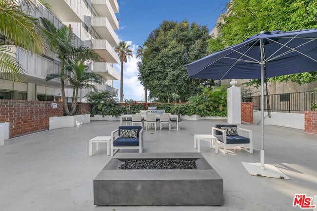 Building Photo - 7135 Hollywood Blvd