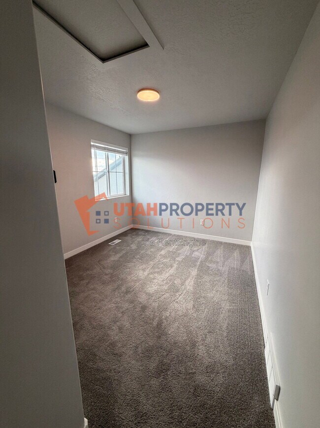 Building Photo - 12927 Twisted Oak Dr