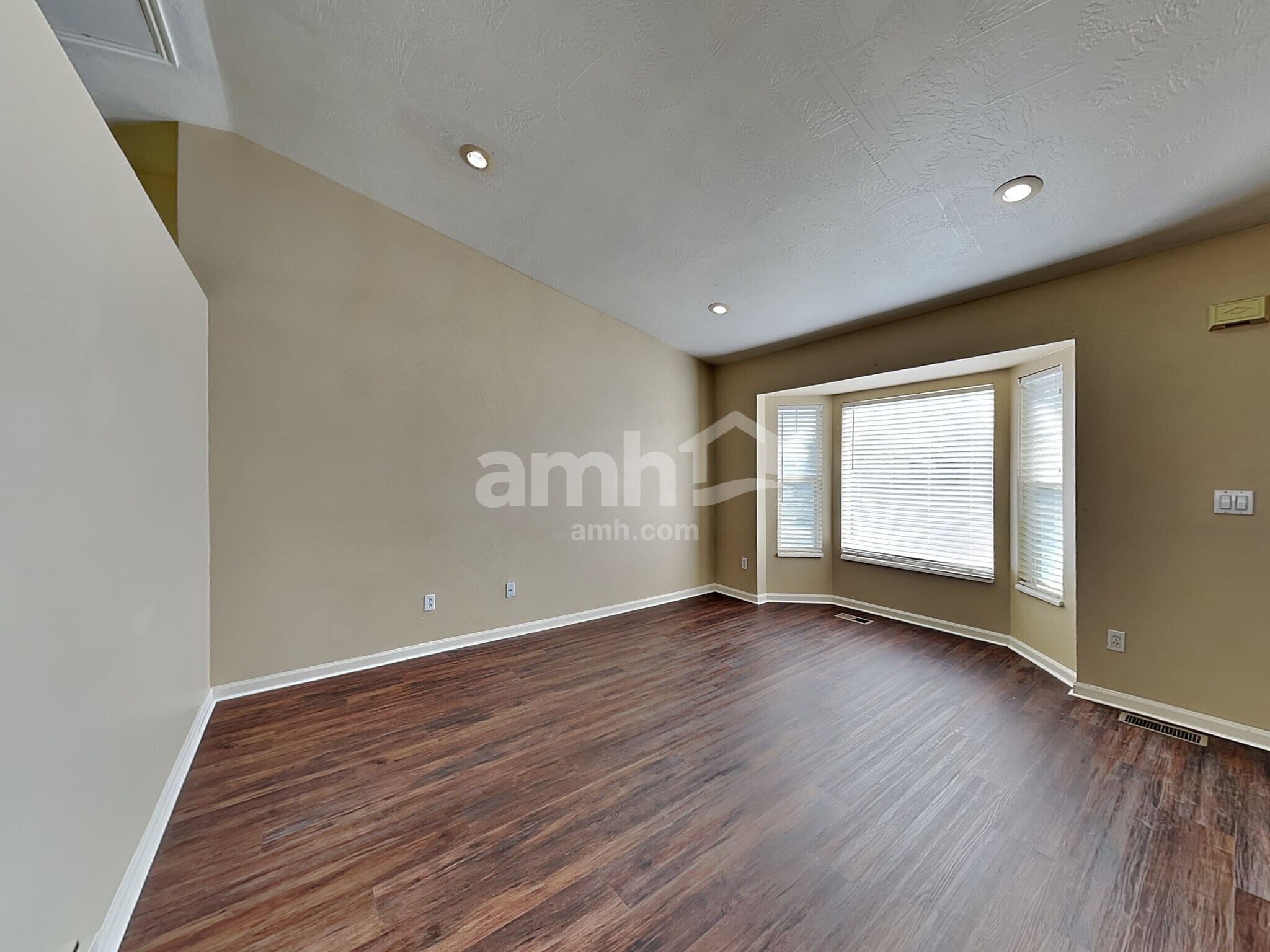 Building Photo - 6334 S Clover Creek Ln