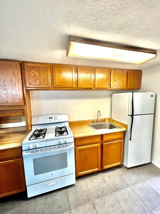 Building Photo - Charming Oak View Studio