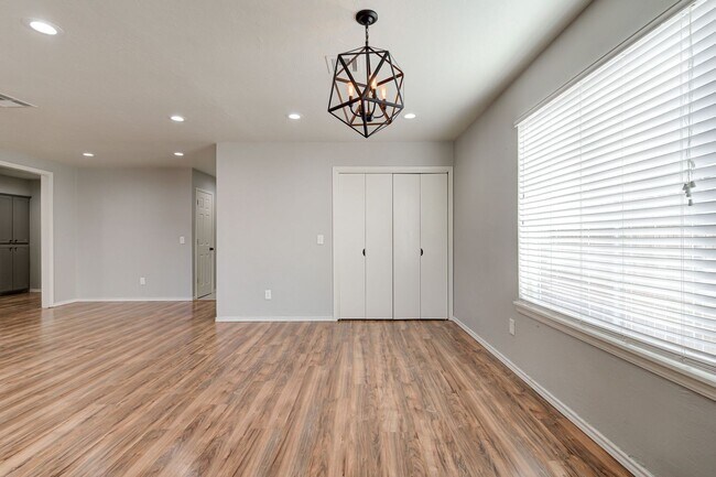 Building Photo - 3 Bed, 2 Bath Home Near UCO and Hafer Park