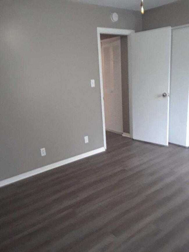 Building Photo - Newly updated 1 bedroom 1 bath duplex