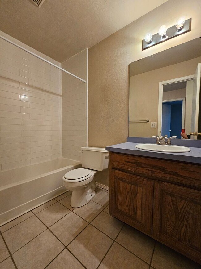 Building Photo - (3) Bed/(2) Bath Available NOW! Pet Negoti...