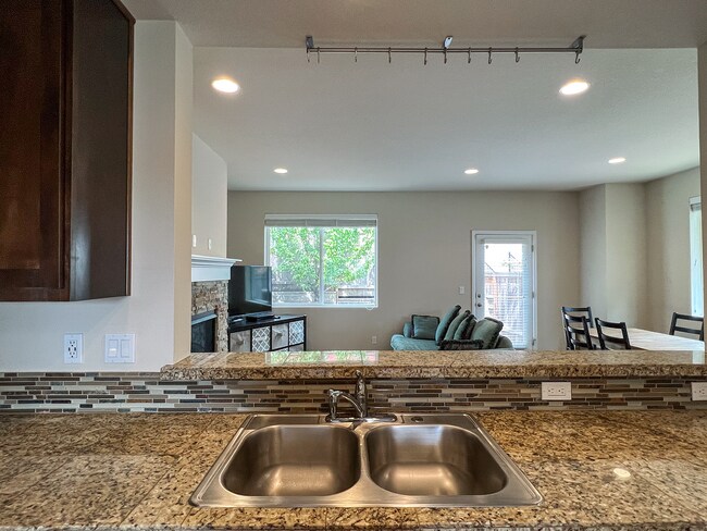 Building Photo - Great 3 Bedroom 2.5 Bathroom Townhouse End Unit!  2 Car Garage  + Washer & Dryer! Near Nike, Inte...