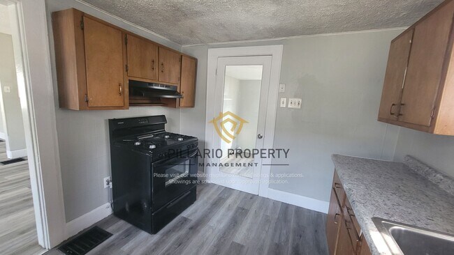 Building Photo - Renovated, 2 Bedroom, 1 Bathroom Home Avai...