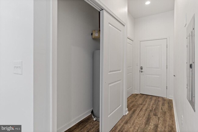 Building Photo - 980 N Marshall St