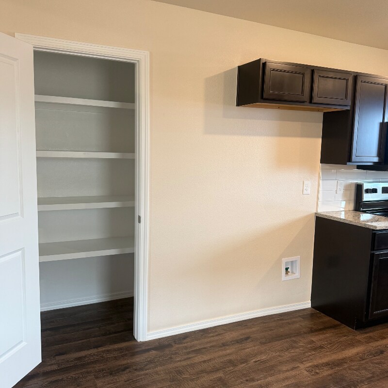 Building Photo - 10408 Admire St