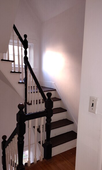 2ND LEVEL VICTORIAN STAIRCASE - 4 Edmarth Pl