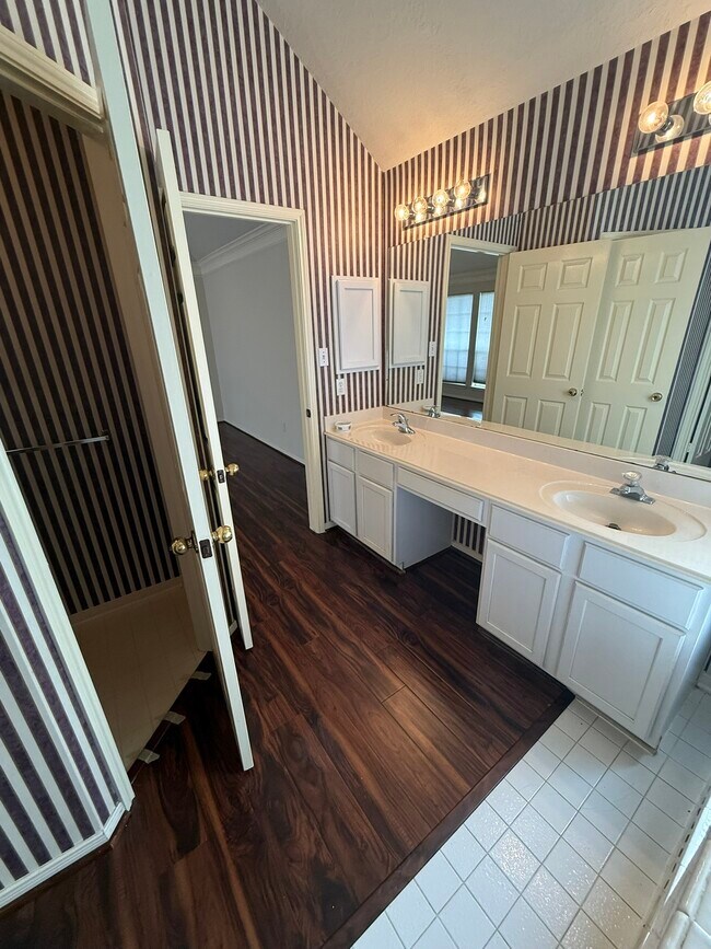 Building Photo - 2315 Glendavon Ln