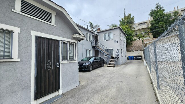 Building Photo - 527 Alexandria Ave