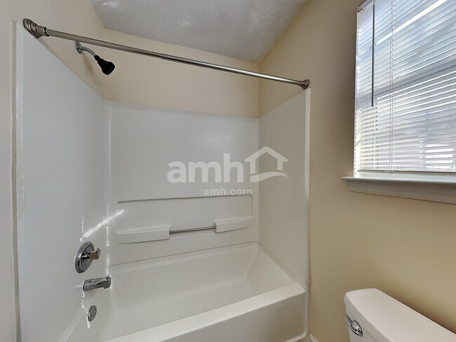 Building Photo - 271 Village Dr