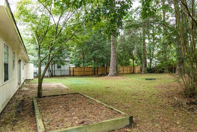 Building Photo - Beautiful 4 bedroom in the heart of Mossy ...