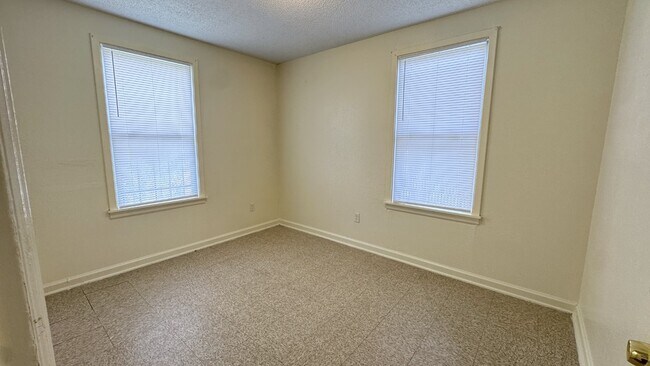Building Photo - 711 Plum St