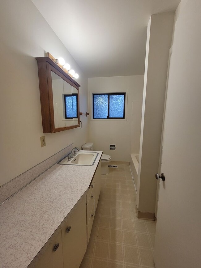 Building Photo - FREE DECEMBER RENT - New Interior Paint/ 1637 Sq Ft