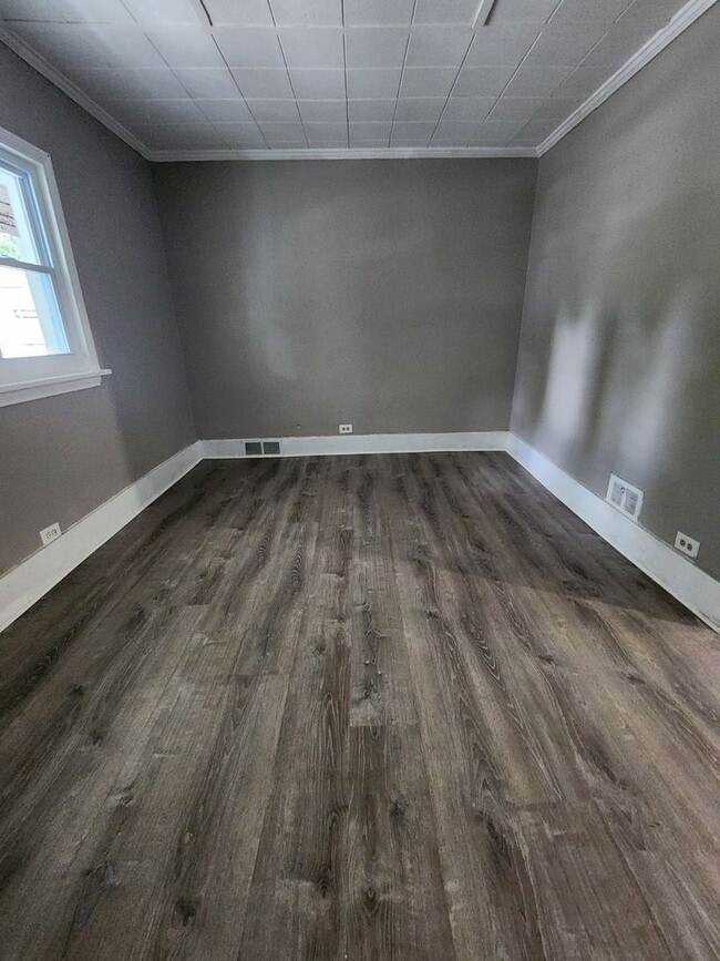 Building Photo - Three Bedroom Single Family Home!