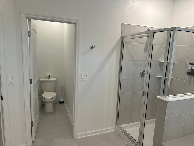 Building Photo - Spacious 4 bedroom 2.5 Bath, Fully Furnish...