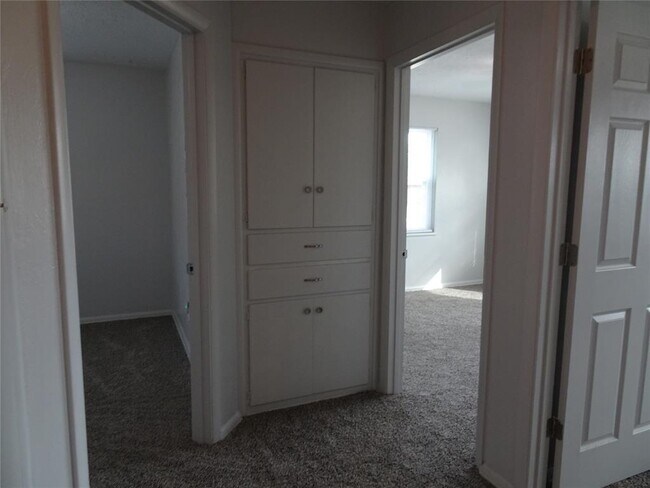 Building Photo - 2305 Maple Dr