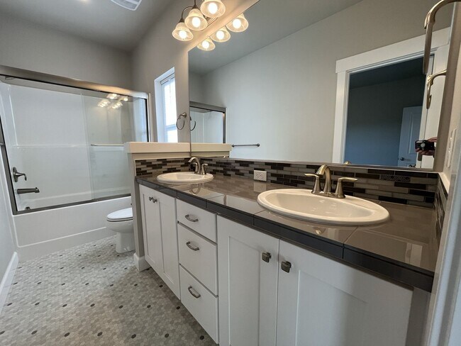 Building Photo - 3-Bedroom Home in Reed’s Crossing with Luxurious Primary Suite & Open Floor Plan, Fireplace, Wash...