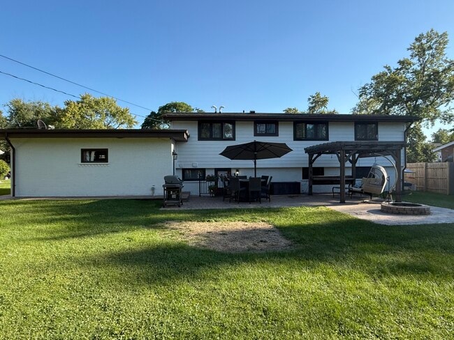 Building Photo - 1316 W 59th St