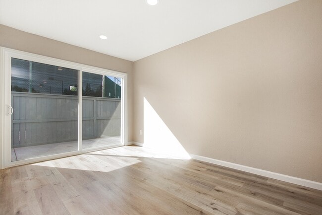 Building Photo - Renovated Townhome | Amazing South Coast Metro Costa Mesa Location