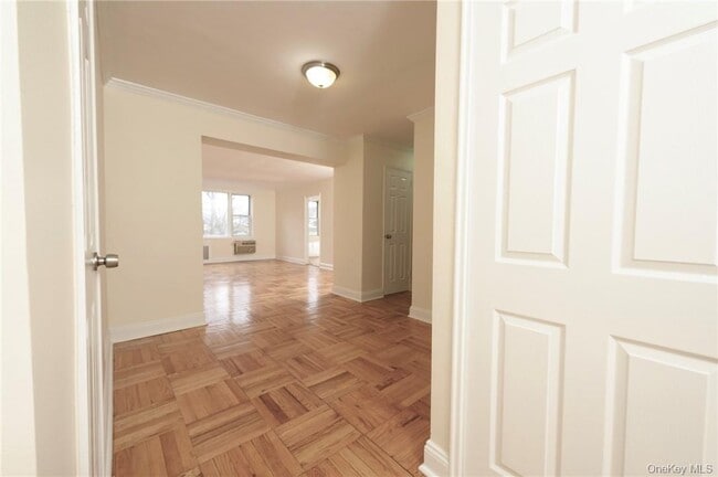 Building Photo - 2 Sadore Ln