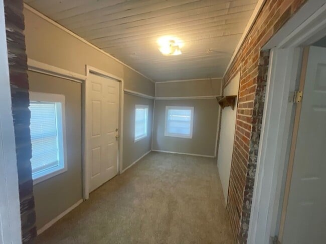 Building Photo - Renovated 2 Bedroom 1.5 Bath Home for Rent!!