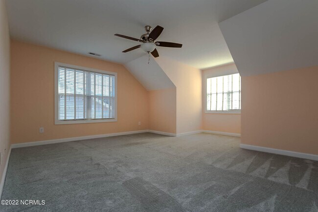 Building Photo - 533 Village Green Dr
