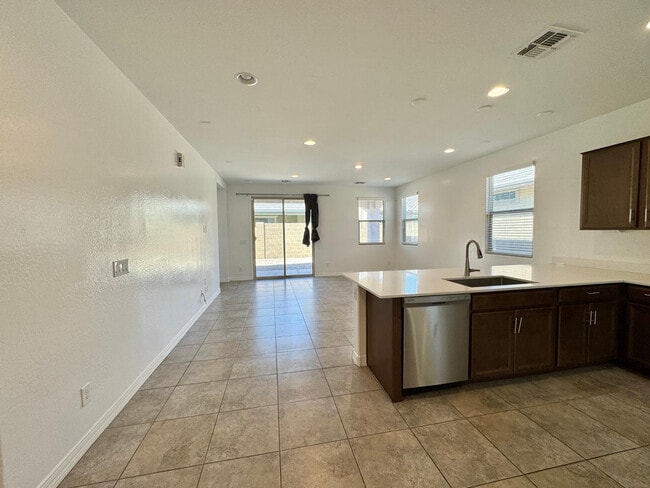 Building Photo - 9006 W Rancho Dr